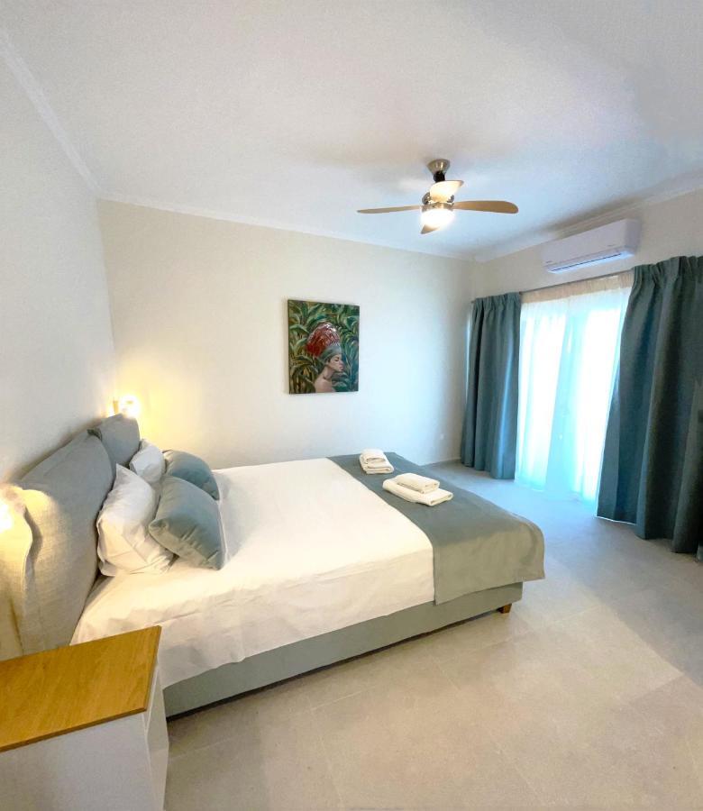 Beachfront 4-bed Luxury - Agios Gordios, Corfu, Greece Apartment *