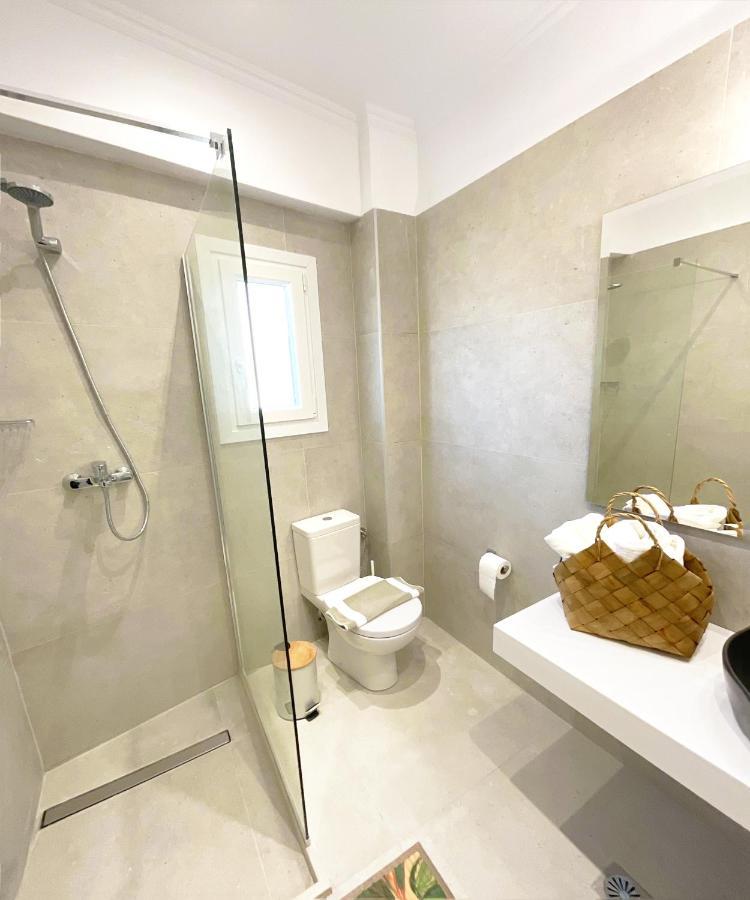 Beachfront 4-bed Luxury - Agios Gordios, Corfu, Greece Apartment