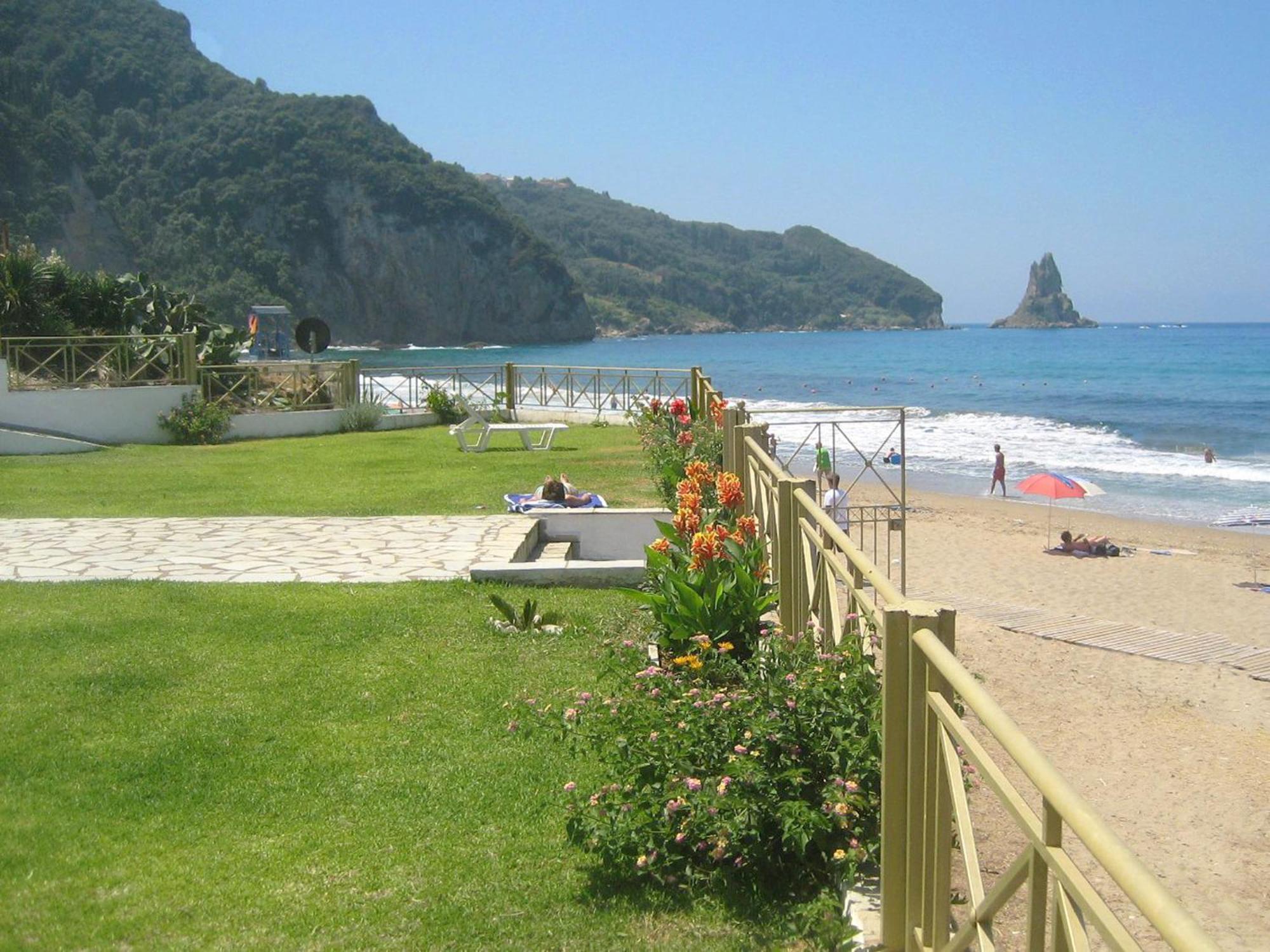 Beachfront 4-bed Luxury - Agios Gordios, Corfu, Greece Apartment *