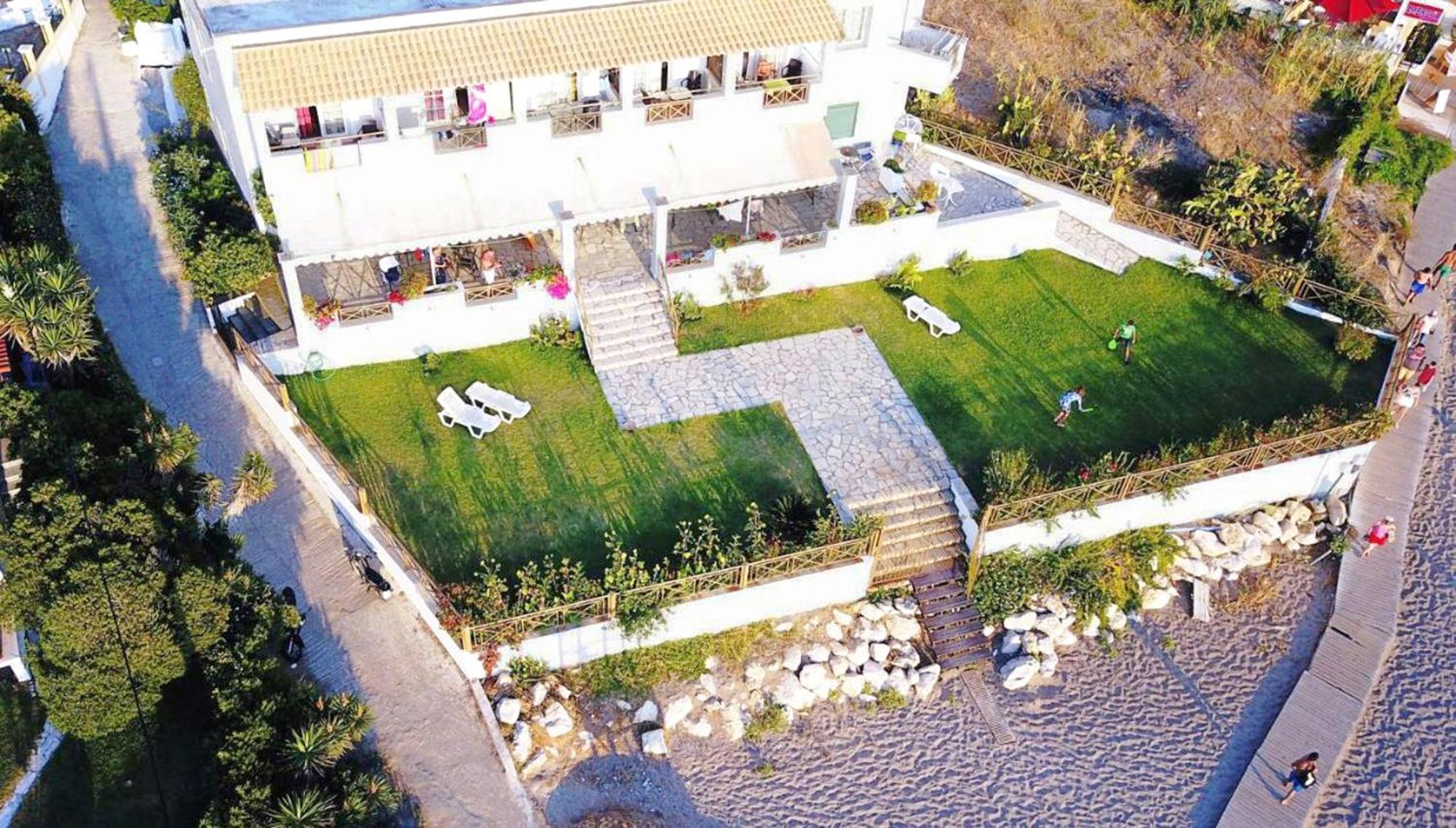 Apartment Beachfront 4-bed Luxury - Agios Gordios, Corfu, Greece